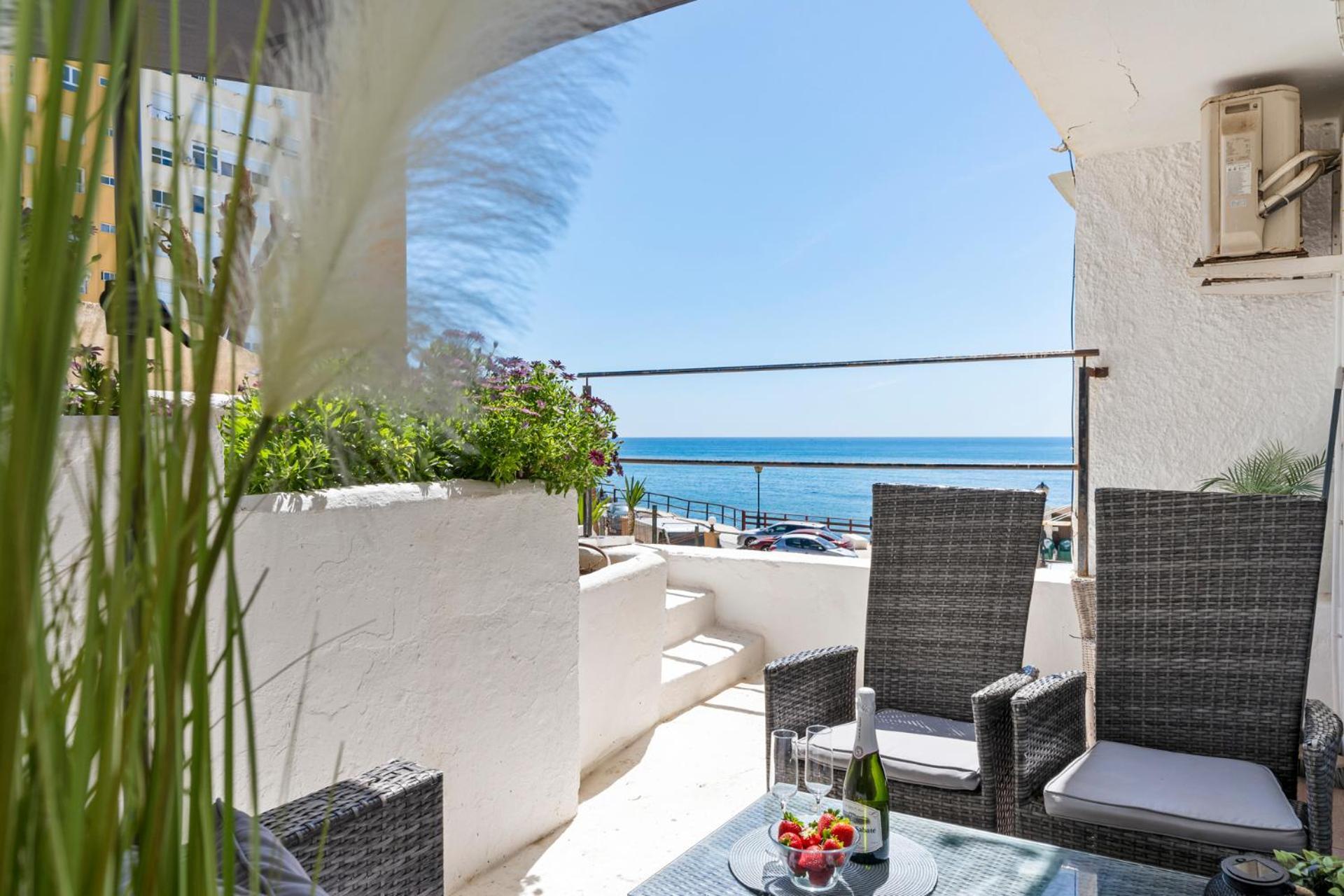 Beachfront Calahonda apartment Sitio de Calahonda Bagian luar foto