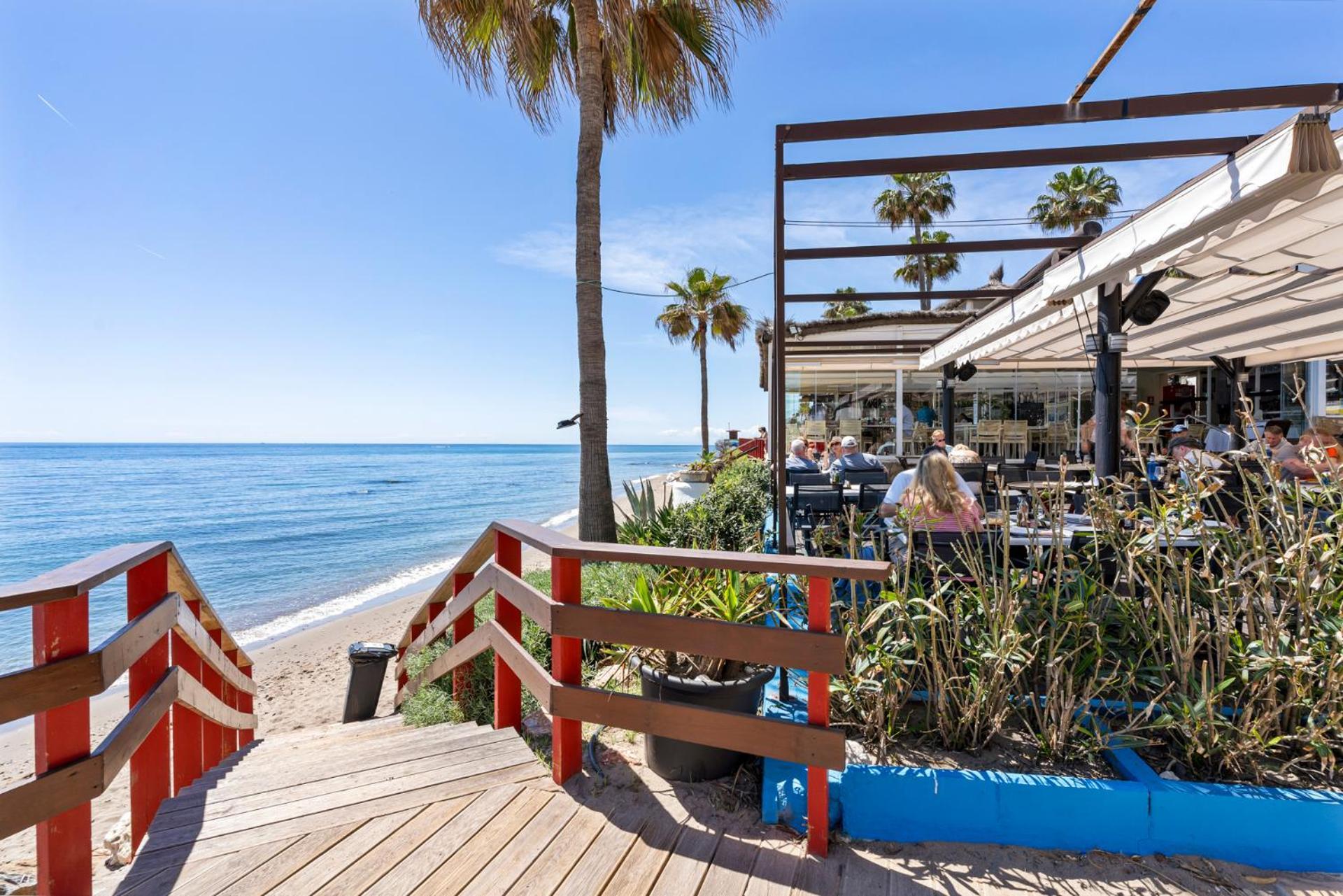 Beachfront Calahonda apartment Sitio de Calahonda Bagian luar foto
