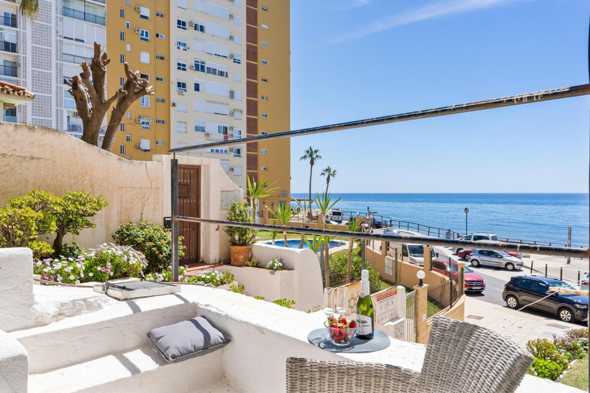 Beachfront Calahonda apartment Sitio de Calahonda Bagian luar foto